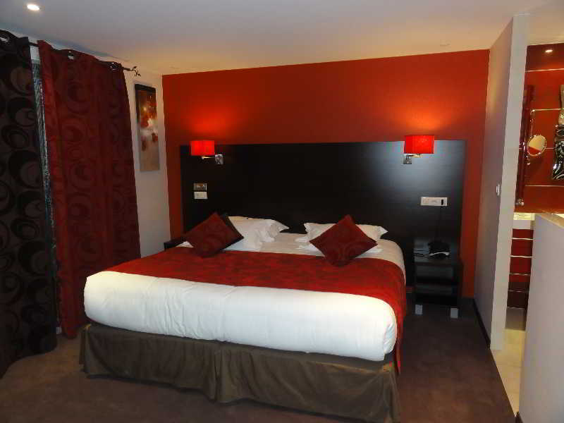 Hotel Restaurant Les Coquelicots, The Originals Relais Saint-Pardoux-l'Ortigier
